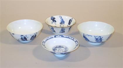 Four Chinese blue and white items