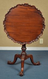 A 20th C Chippendale style carved 305a73