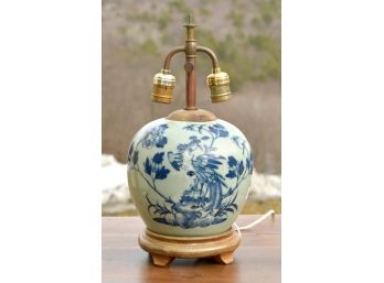 A vintage Chinese porcelain ginger