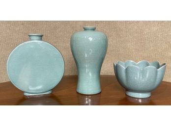 Three vintage pieces of Chinese 305be2