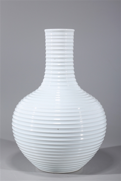 Chinese blanc de chine vase with 3038ad