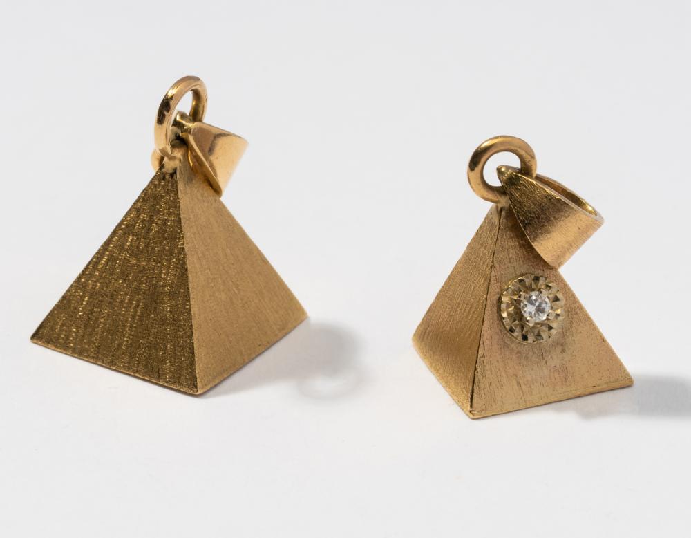 TWO 14 KARAT YELLOW GOLD PYRAMID 303c38