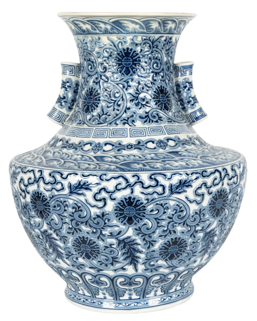 LLADRO CHINESE-STYLE BLUE AND WHITE