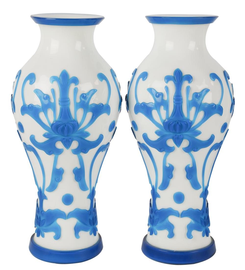 PAIR OF CHINESE BLUE AND WHITE 303d16