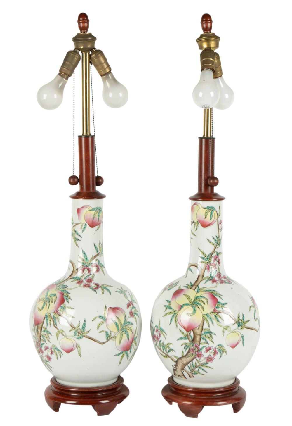 PAIR OF CHINESE FAMILLE ROSE PORCELAIN 30401d