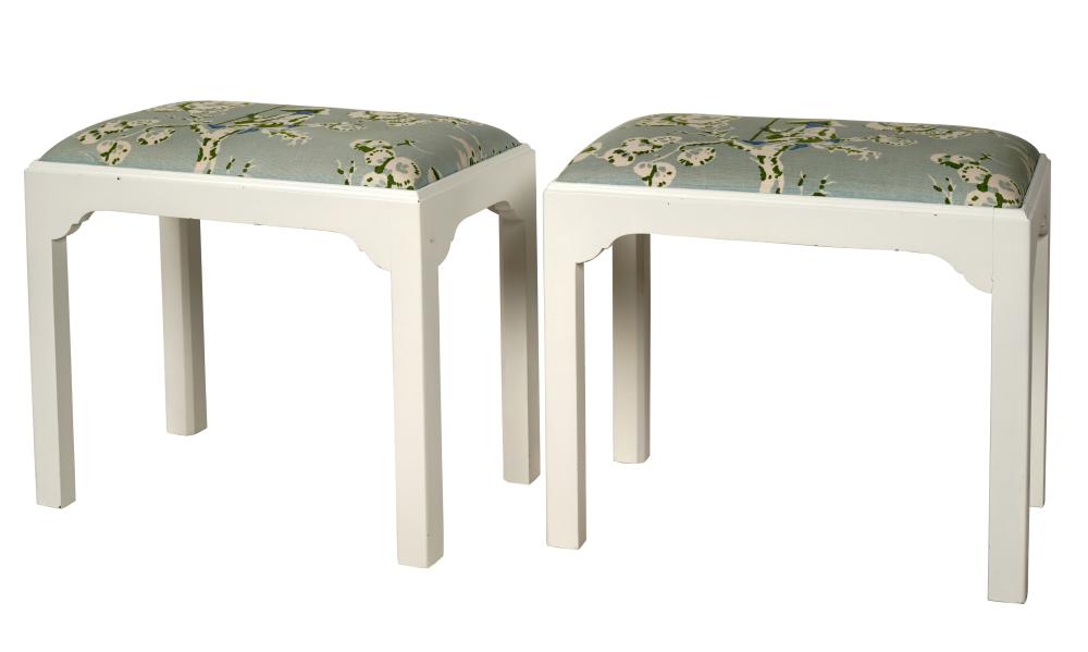 PAIR OF WHITE PAINTED WOOD STOOLSPair 304058