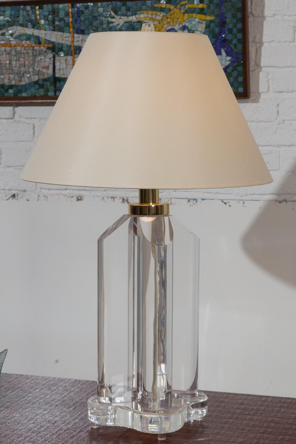 VINTAGE LUCITE TABLE LAMPVintage 3043d2