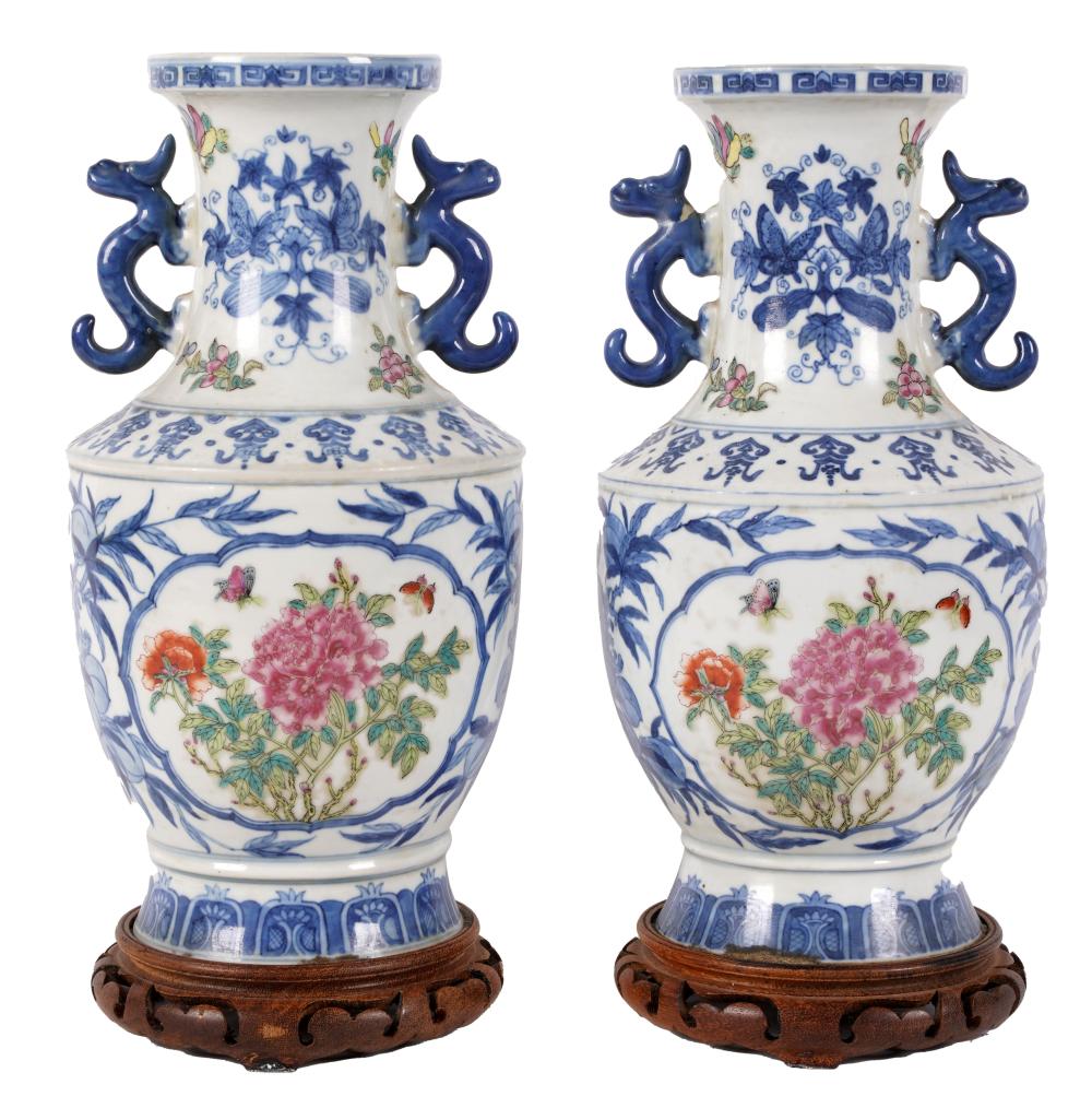 PAIR OF CHINESE PORCELAIN VASESPair 30440f