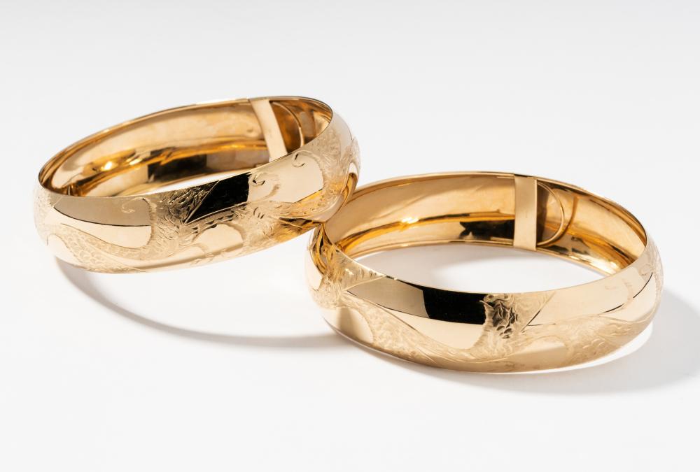 PAIR OF 14 KARAT YELLOW GOLD BANGLESPair