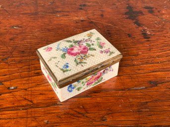 An antique porcelain dresser box,