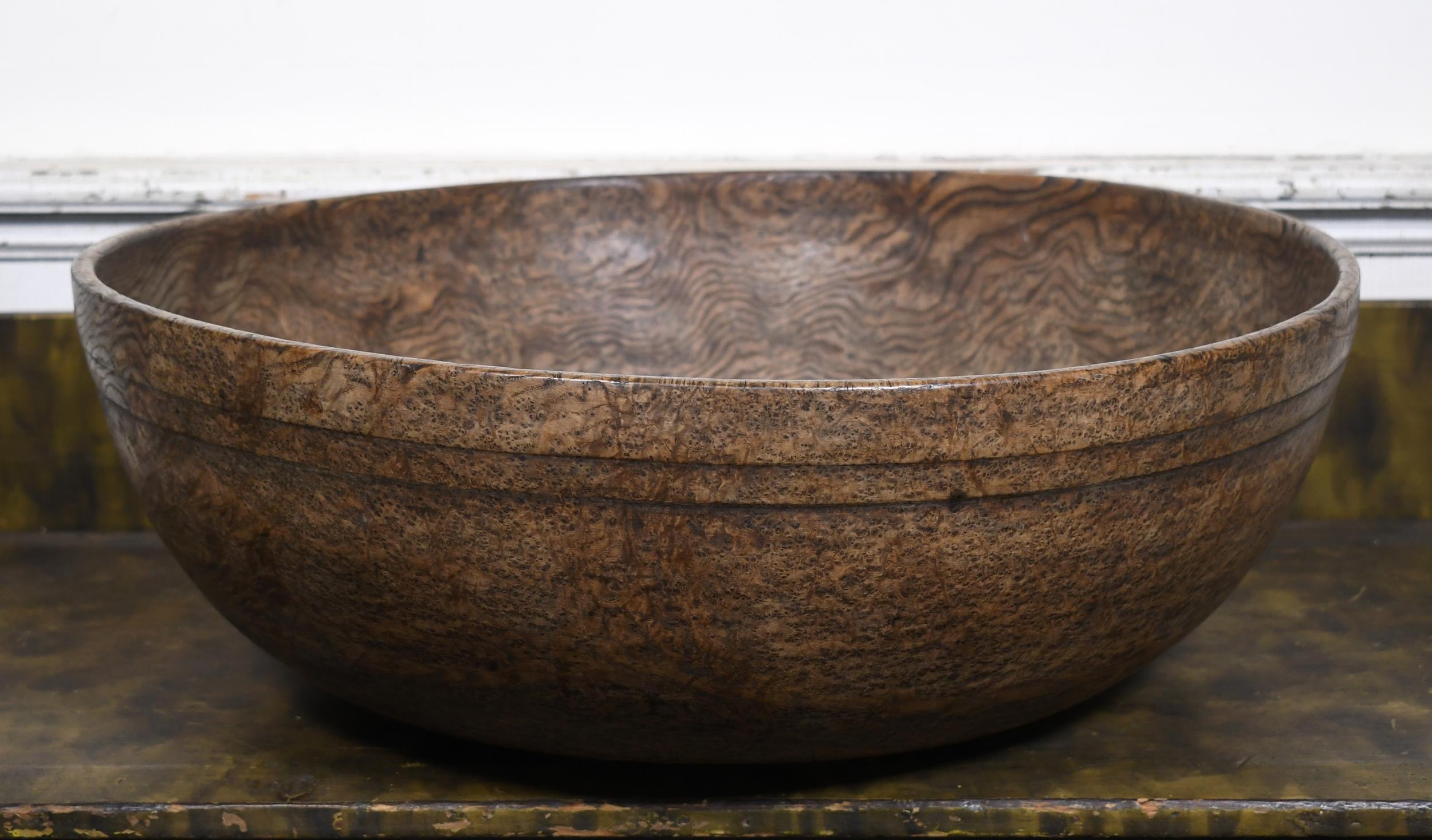 FINE 18TH C. LARGE BURL BOWL. An