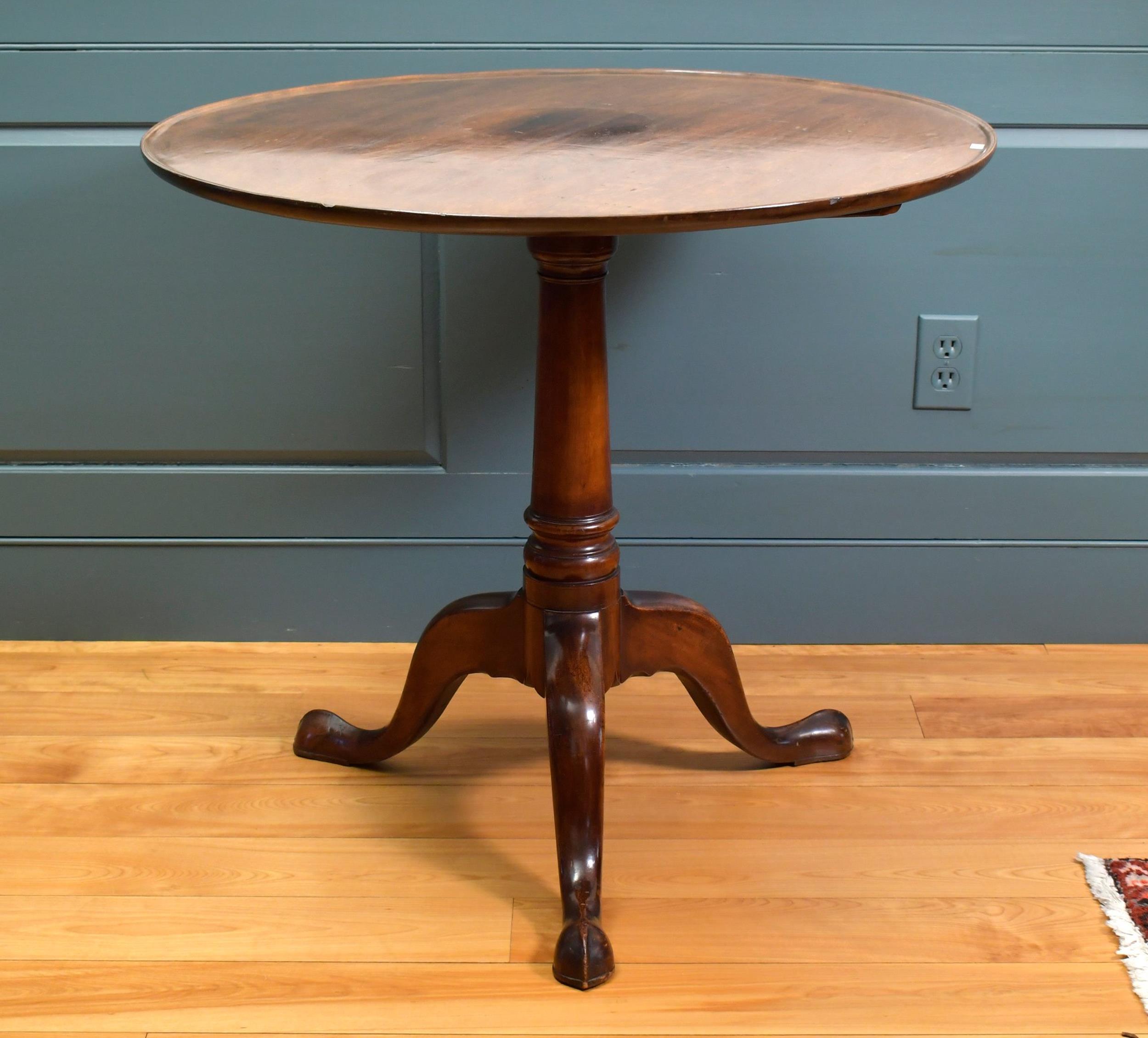 18TH C. QUEEN ANNE WALNUT CANDLESTAND.