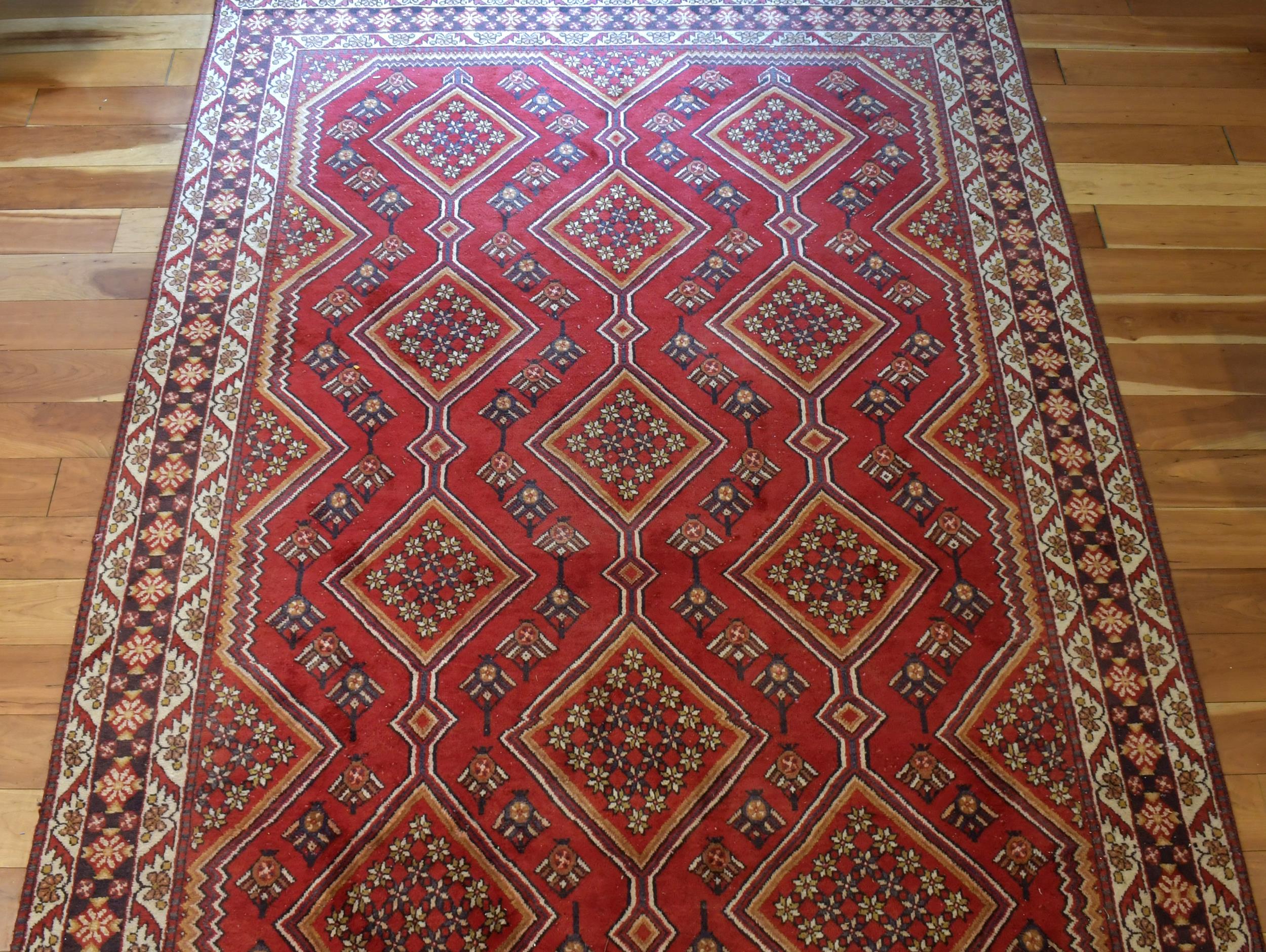 VINTAGE ORIENTAL AREA RUG. Vintage