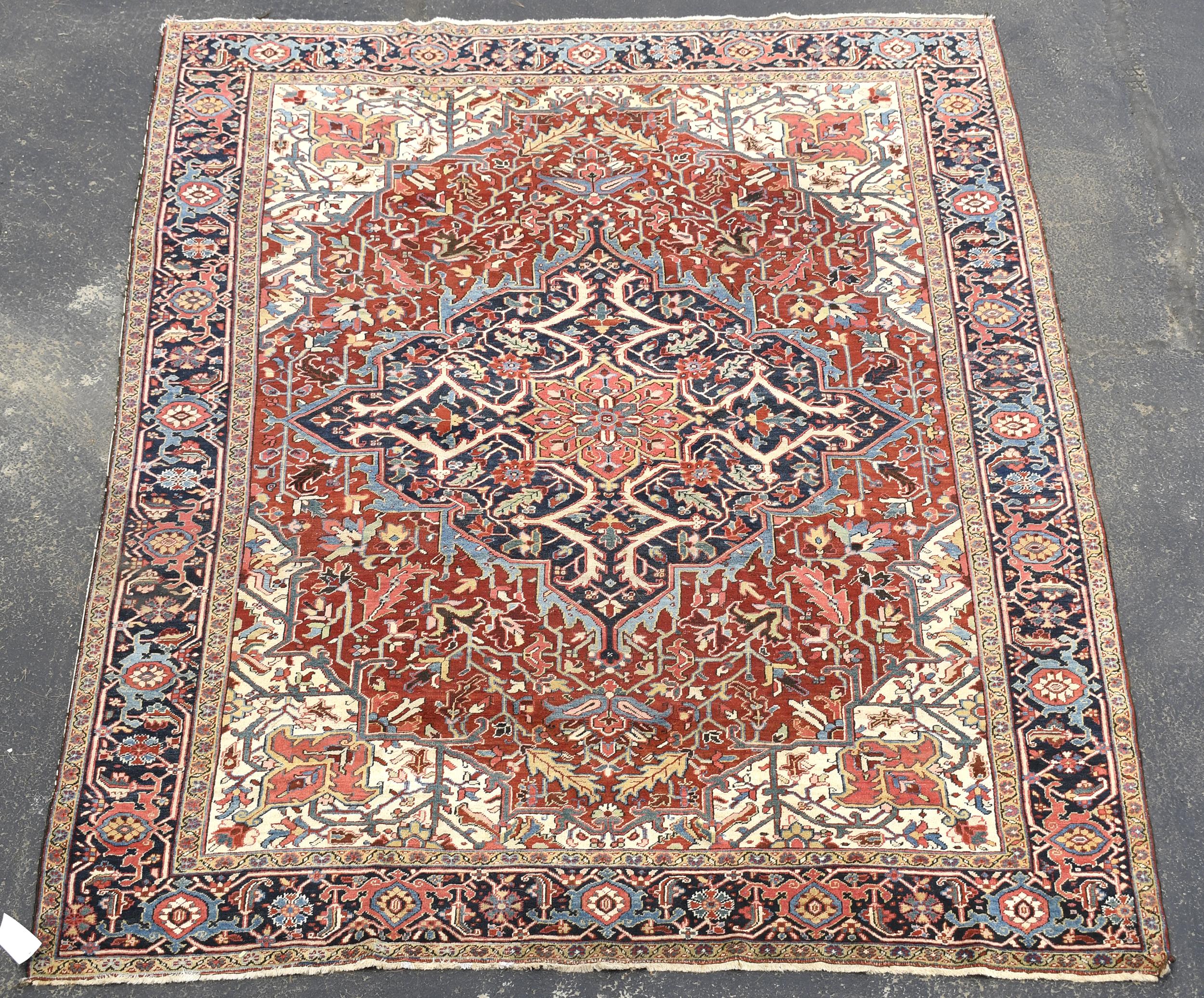 ANTIQUE ORIENTAL HERIZ RUG. A fine