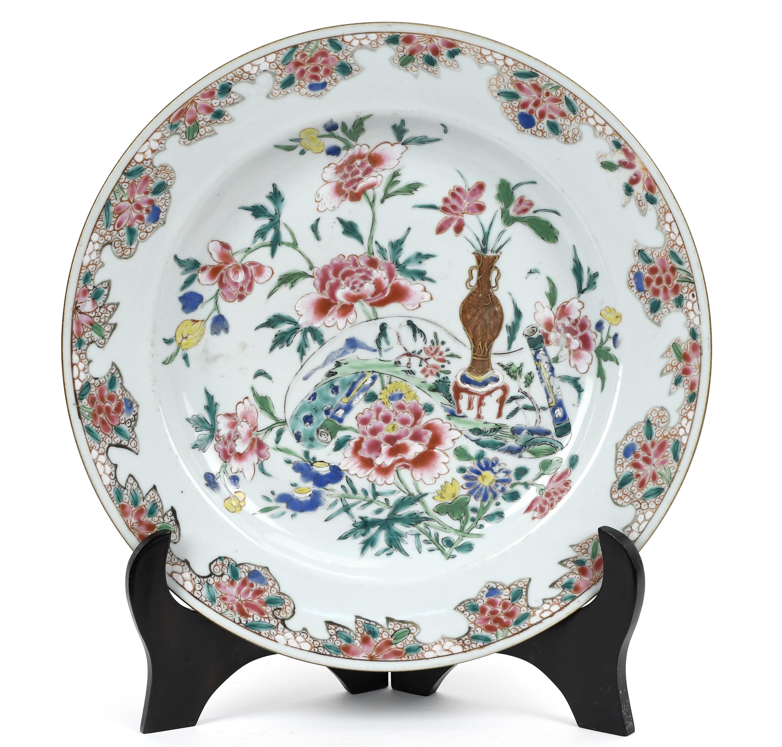 ANTIQUE CHINESE FAMILLE ROSE PLATE.