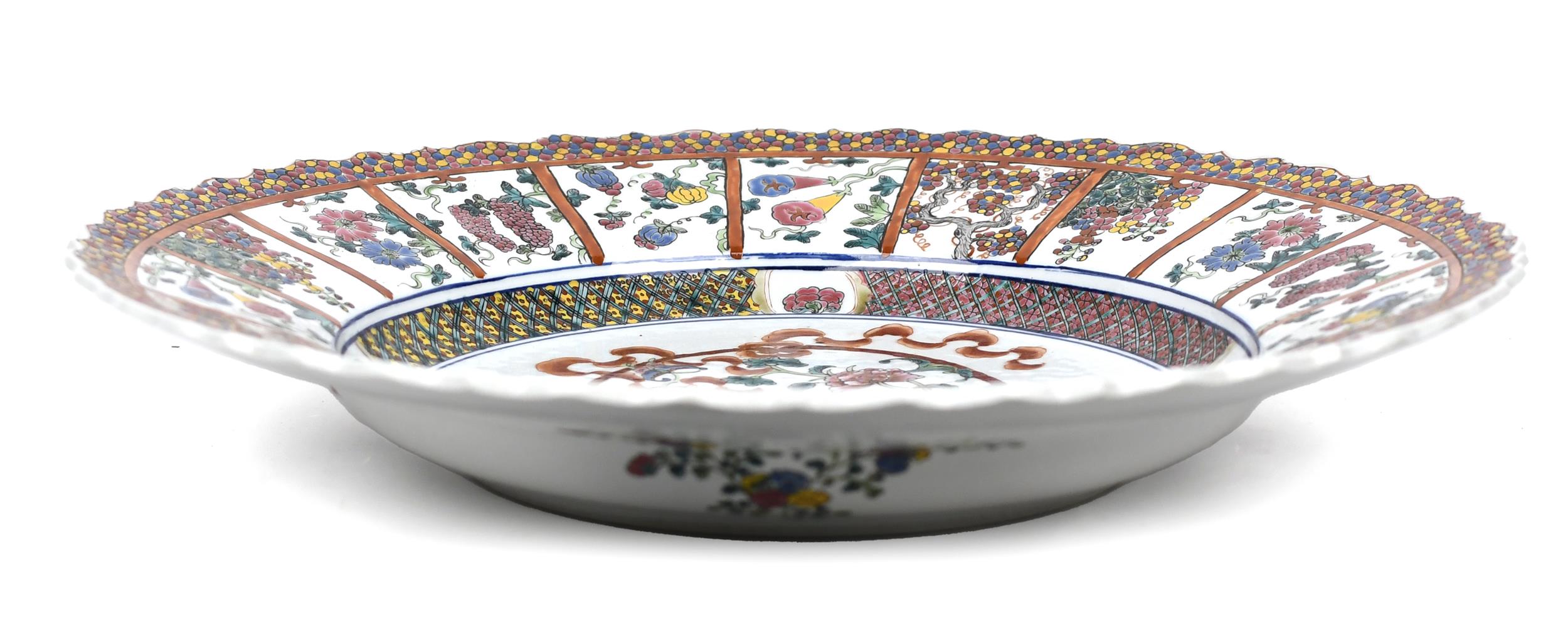 20TH C. CHINESE PORCELAIN CHARGER.