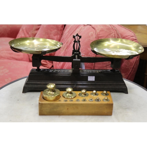 Set of French weighing scales with brass