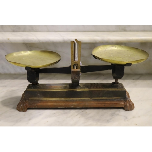 Set of French weighing scales with