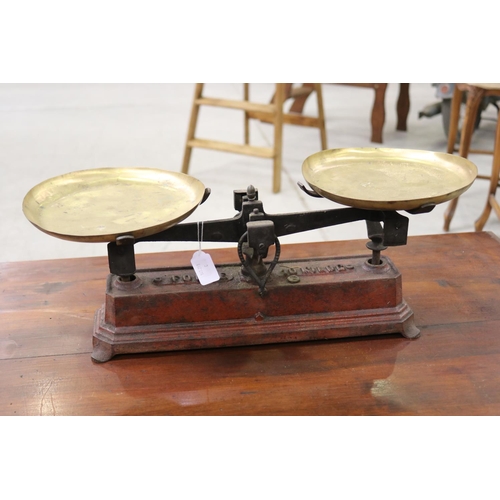 Set of French weighing scales with 30857a