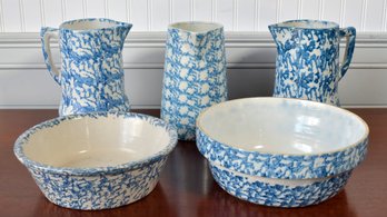 Five pieces of vintage blue and white