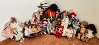 Over thirty modern dolls, plastic, bisque
