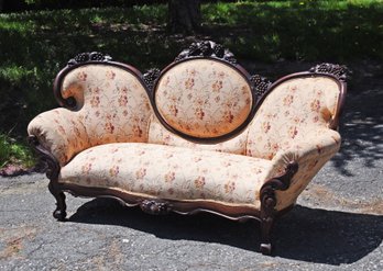 A Victorian carved walnut sofa 3068f8