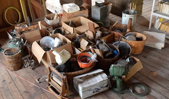 A large lot of vintage kitchen