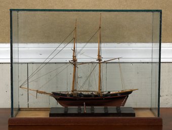 An antique ship model in glass 306bfb