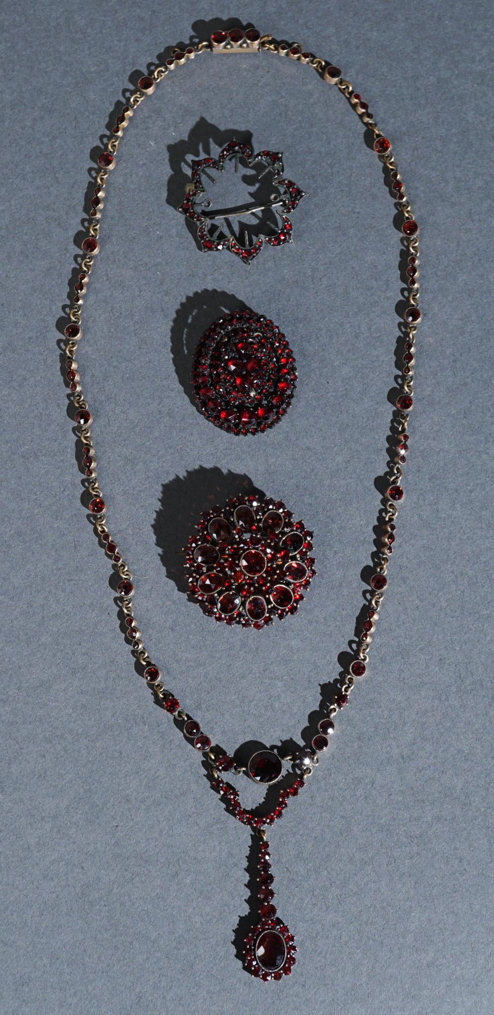 BASE METAL AND GARNET NECKLACE 309669