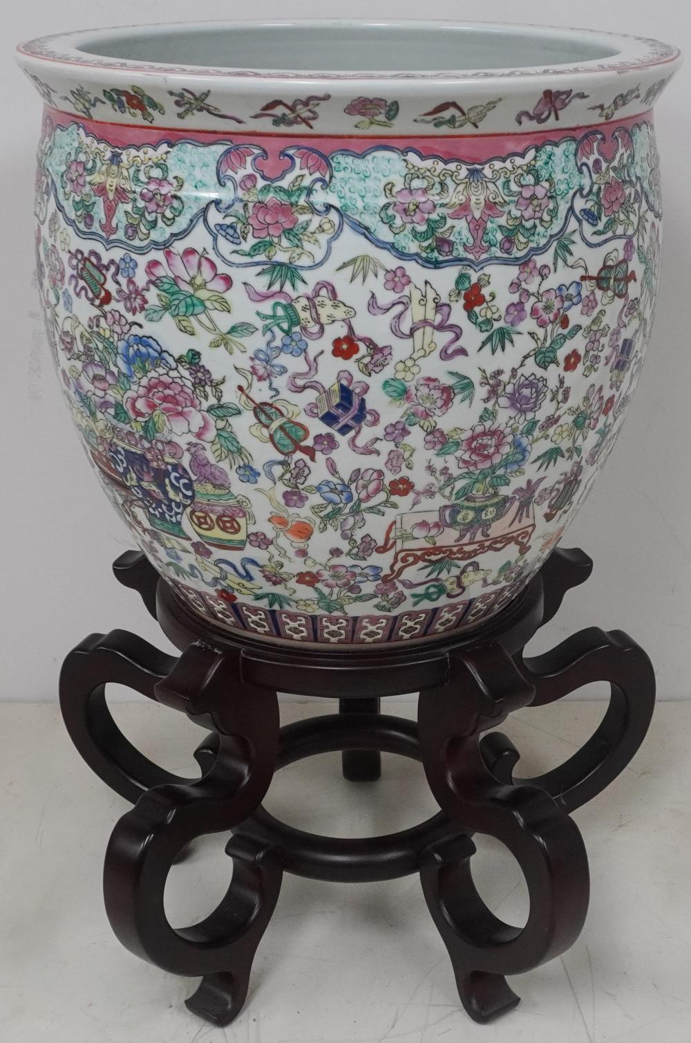 CHINESE FAMILLE ROSE DECORATED 309801