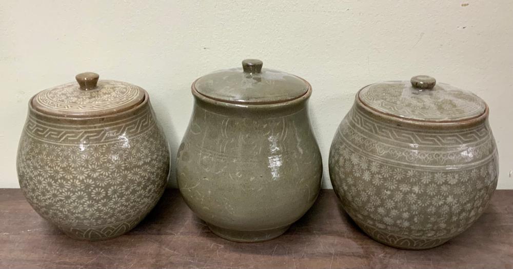 THREE KOREAN CELADON GLAZED STONEWARE 309ae9