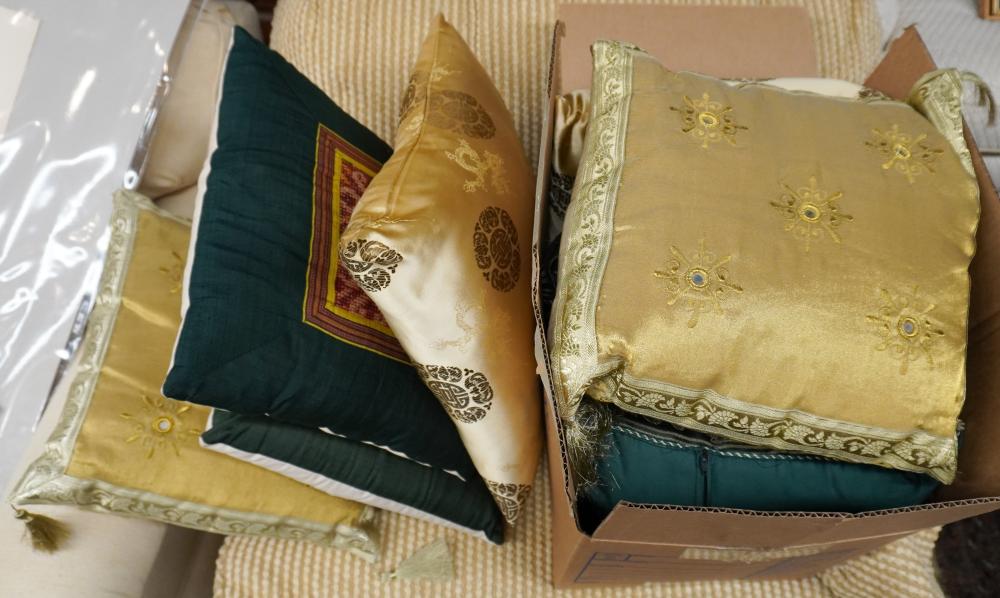 GROUP OF ASSORTED PILLOWSGroup 309b3b