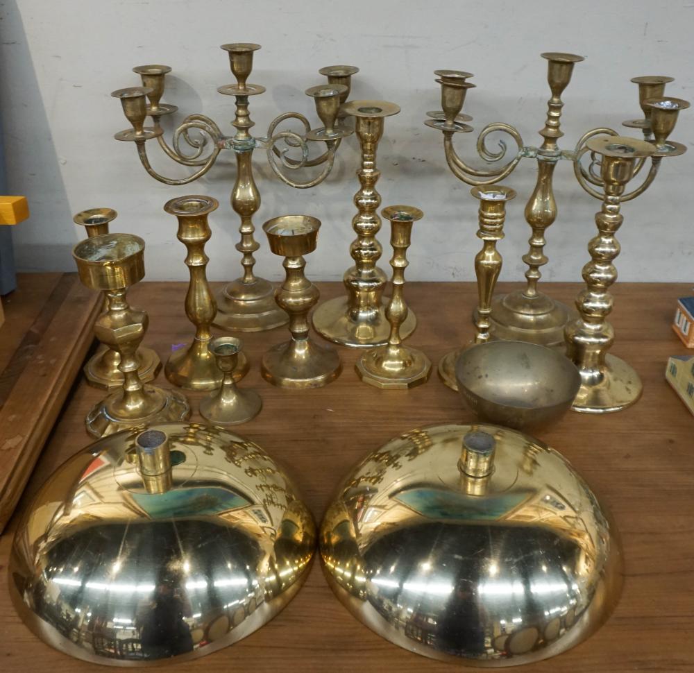 COLLECTION OF BRASS TABLE ARTICLESCollection 309bc8