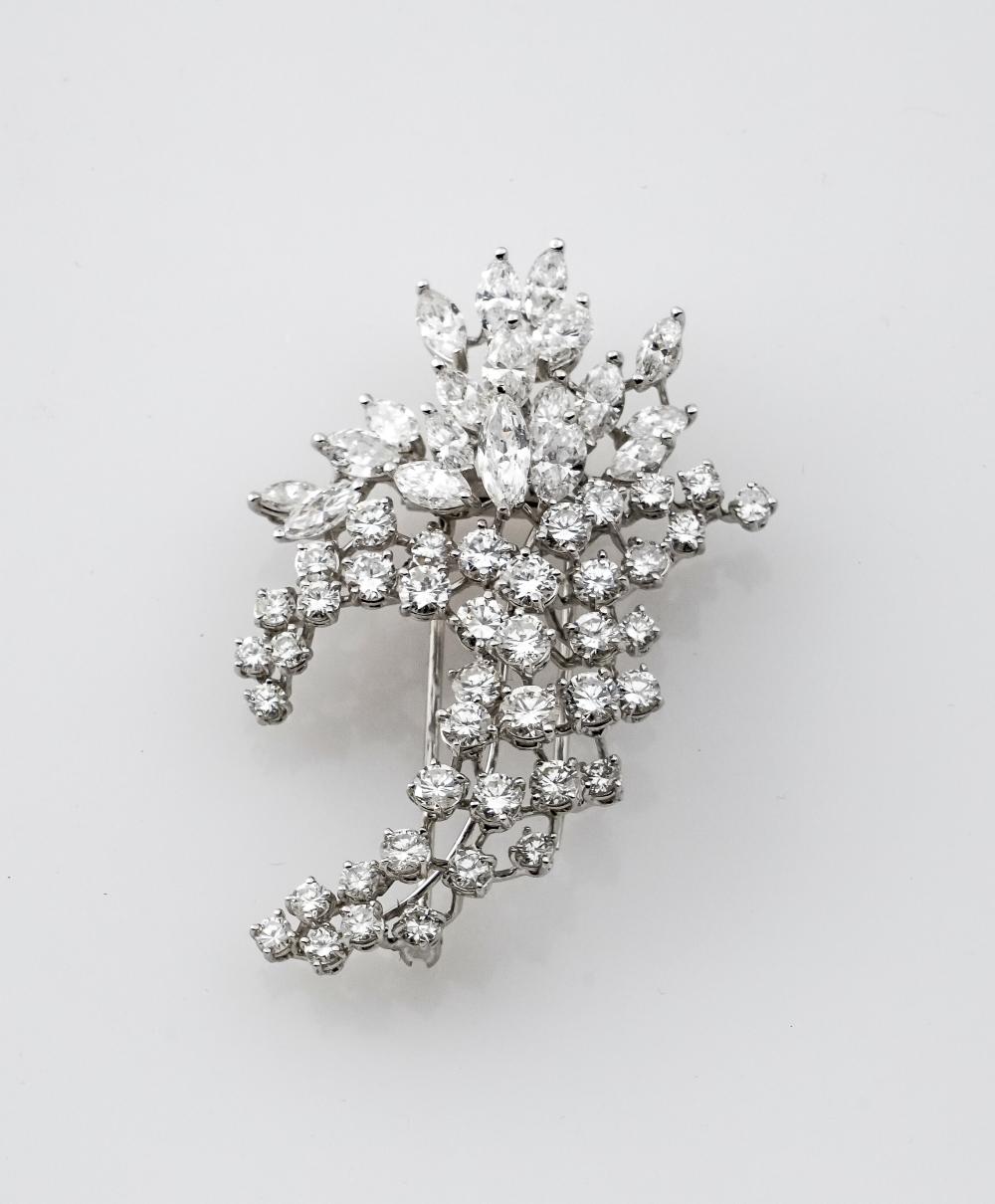 PLATINUM AND DIAMOND BROOCH, TOTAL