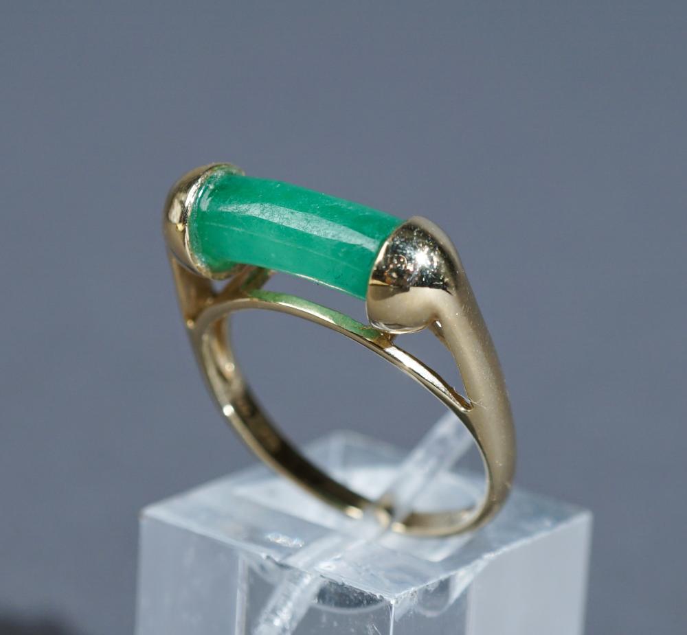 14 KARAT YELLOW GOLD AND JADE SADDLE  309d0e