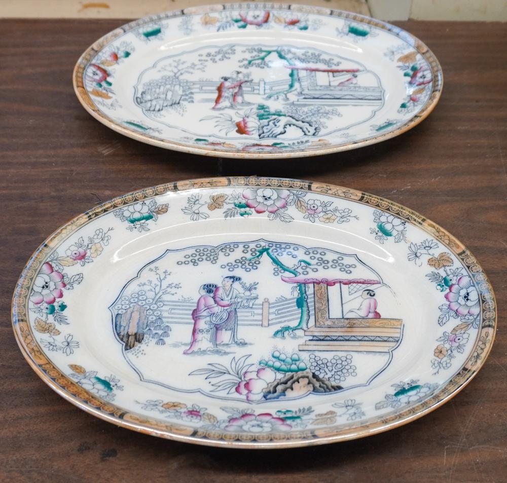 TWO ENGLISH CHINOISERIE DECORATED 309e51