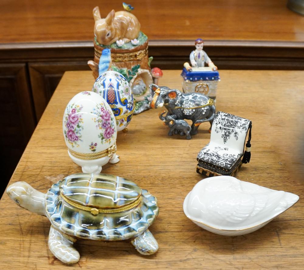 GROUP OF ASSORTED PORCELAIN BOXESGroup