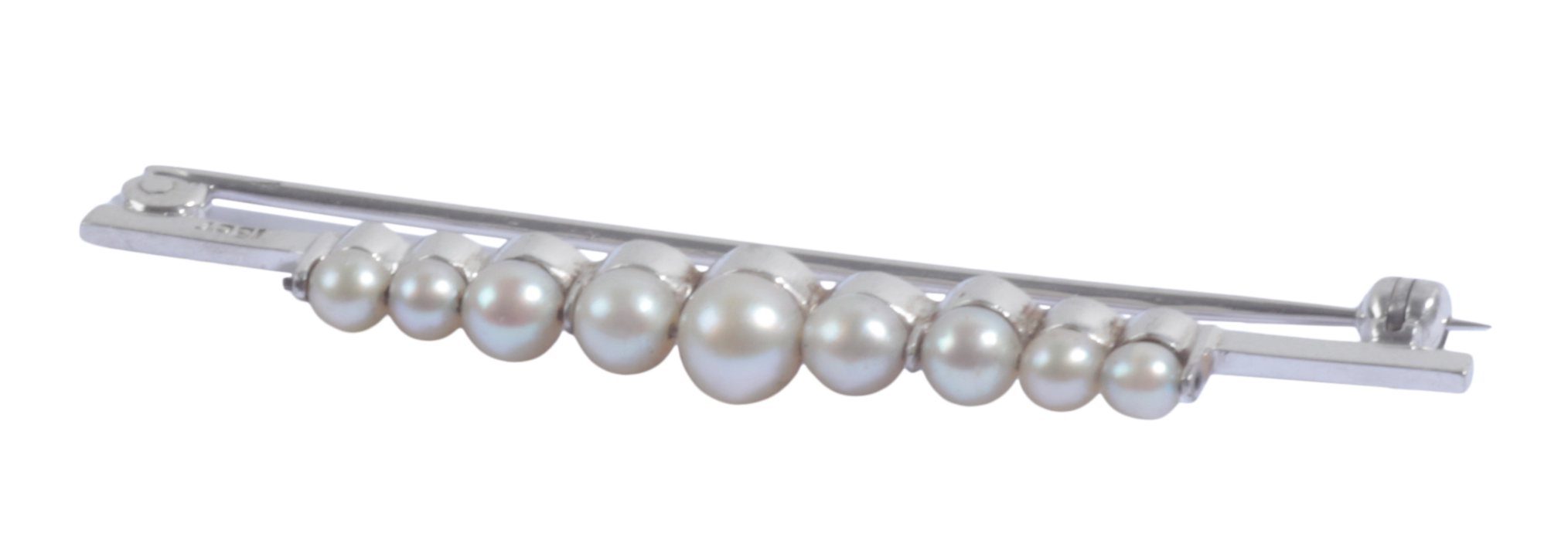 A PEARL BAR BROOCH 18ct white gold