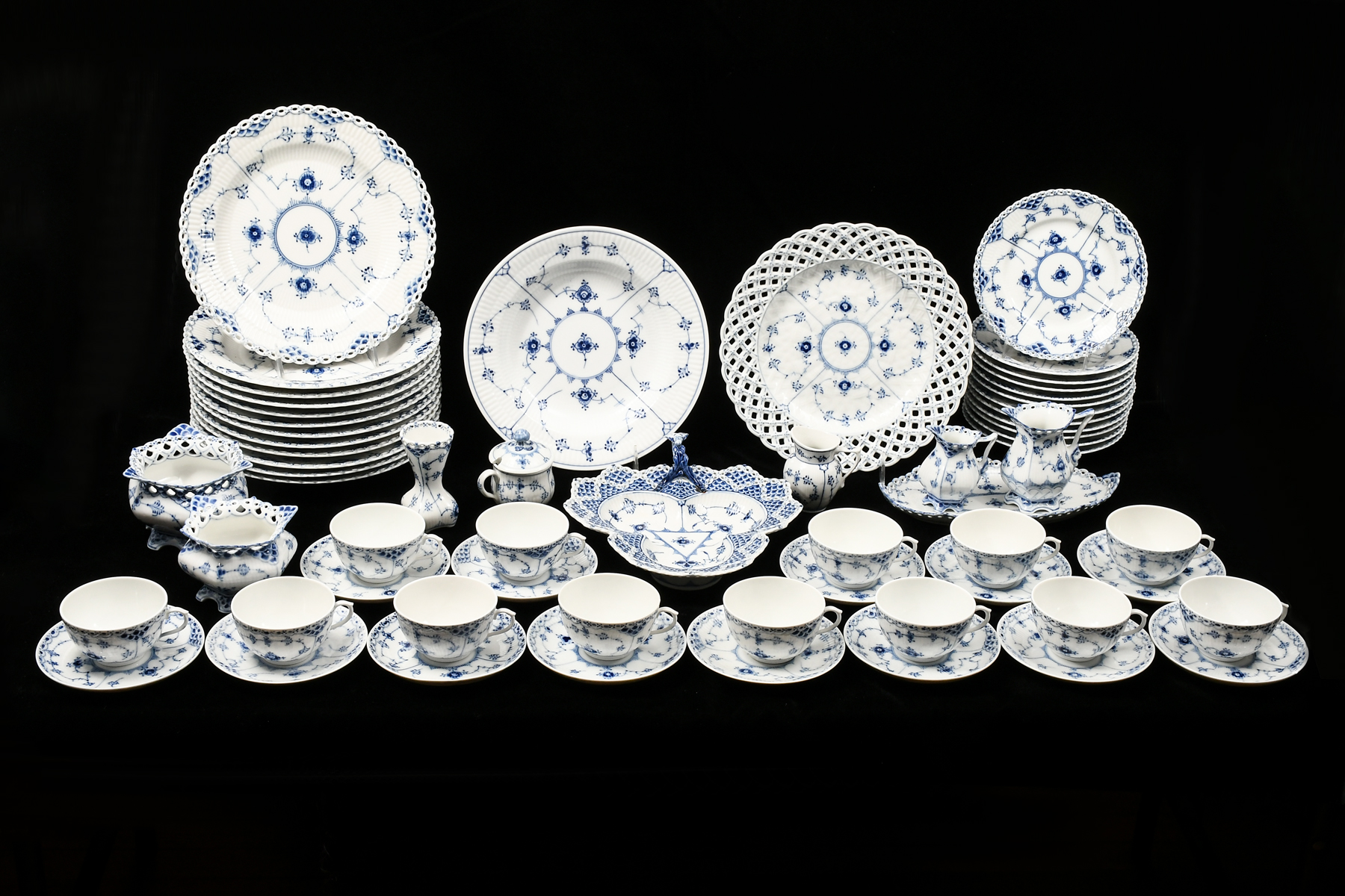 ROYAL COPENHAGEN CHINA 1084 PATTERN  309ff5