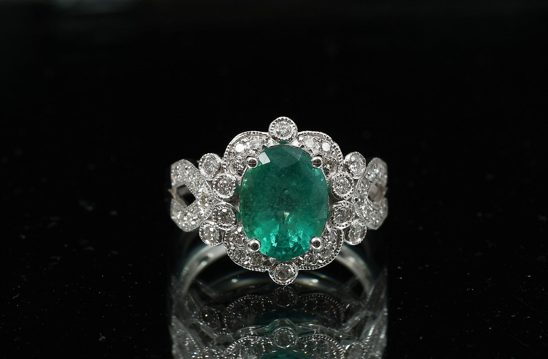 18K GOLD EMERALD AND DIAMOND RING  30a083