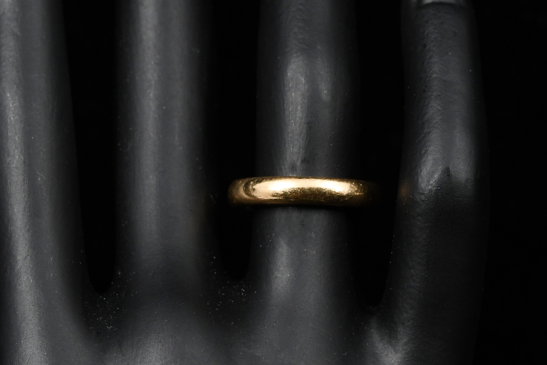 18K GOLD WEDDING BAND: An 18k yellow