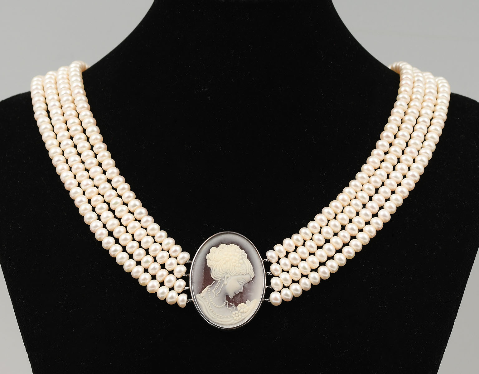 IPS PEARL NECKLACE WITH CAMEO: