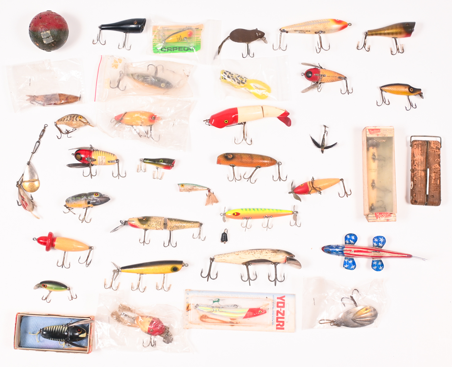 NUMEROUS VINTAGE FISHING LURES  30a168