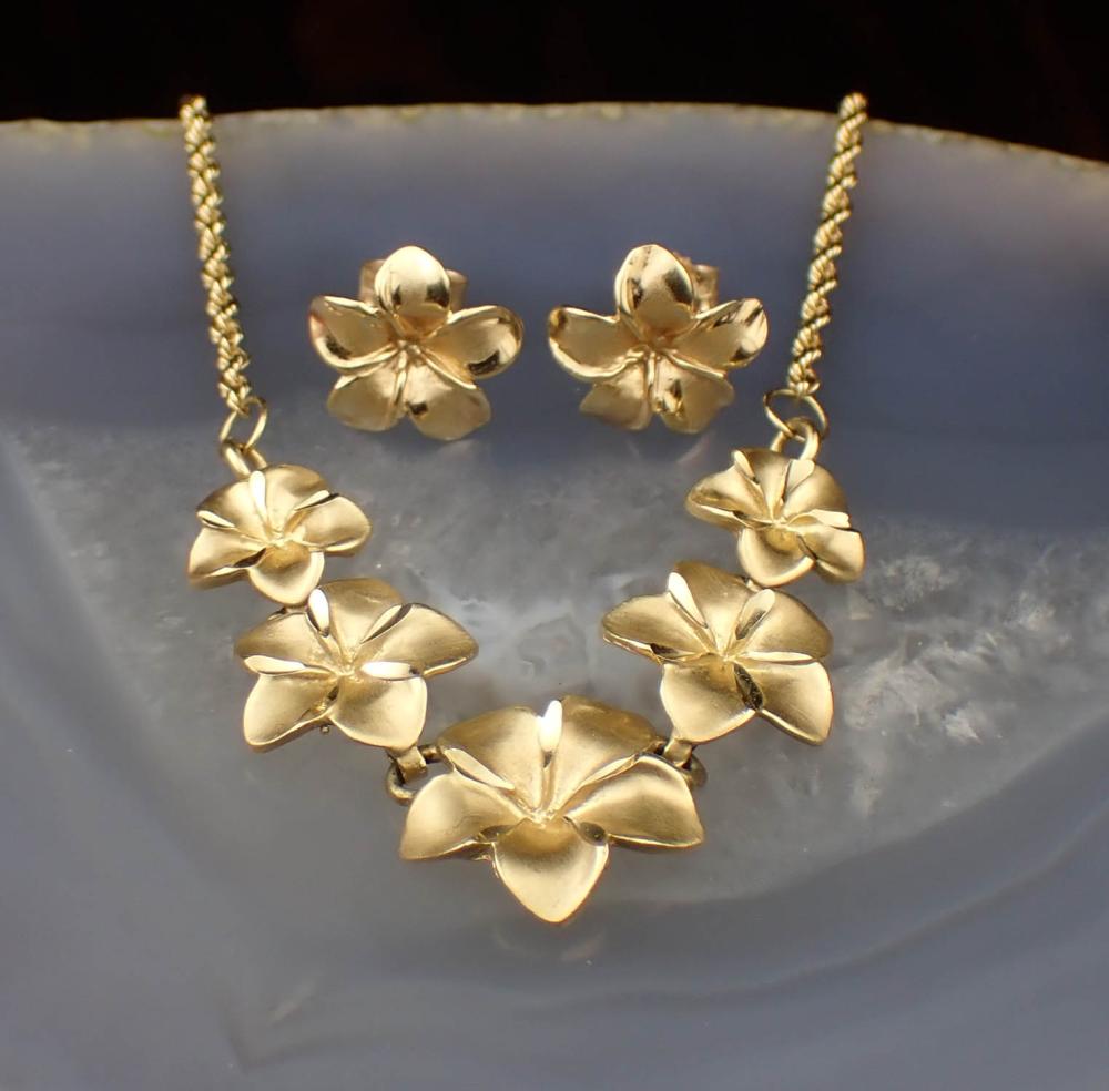 FOURTEEN KARAT GOLD NECKLACE AND