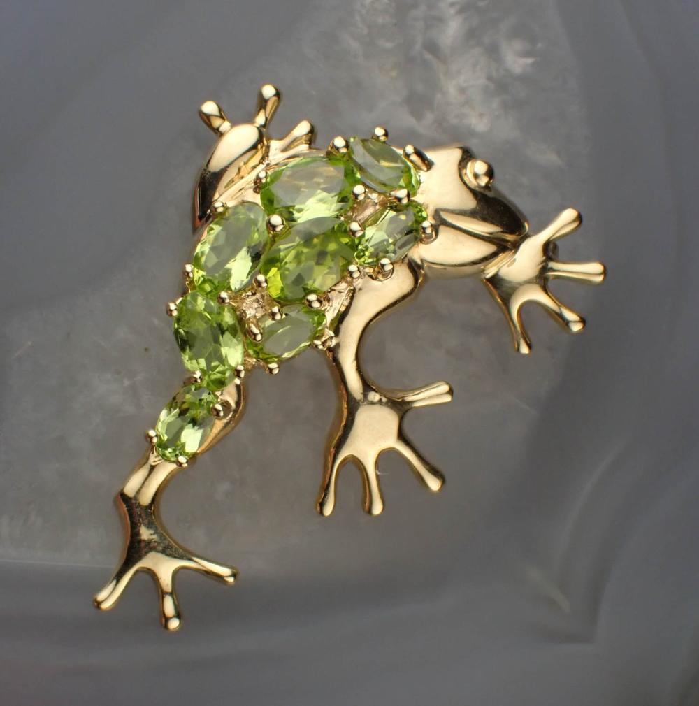 PERIDOT AND YELLOW GOLD FROG BROOCHPERIDOT