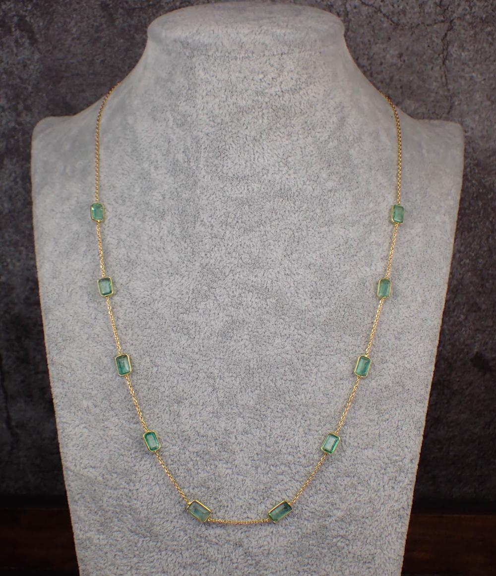 EMERALD AND EIGHTEEN KARAT GOLD 30a303