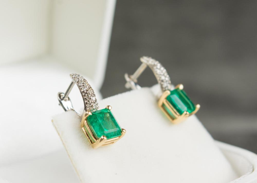 COLOMBIAN EMERALD AND DIAMOND EARRINGSCOLOMBIAN 30a31e