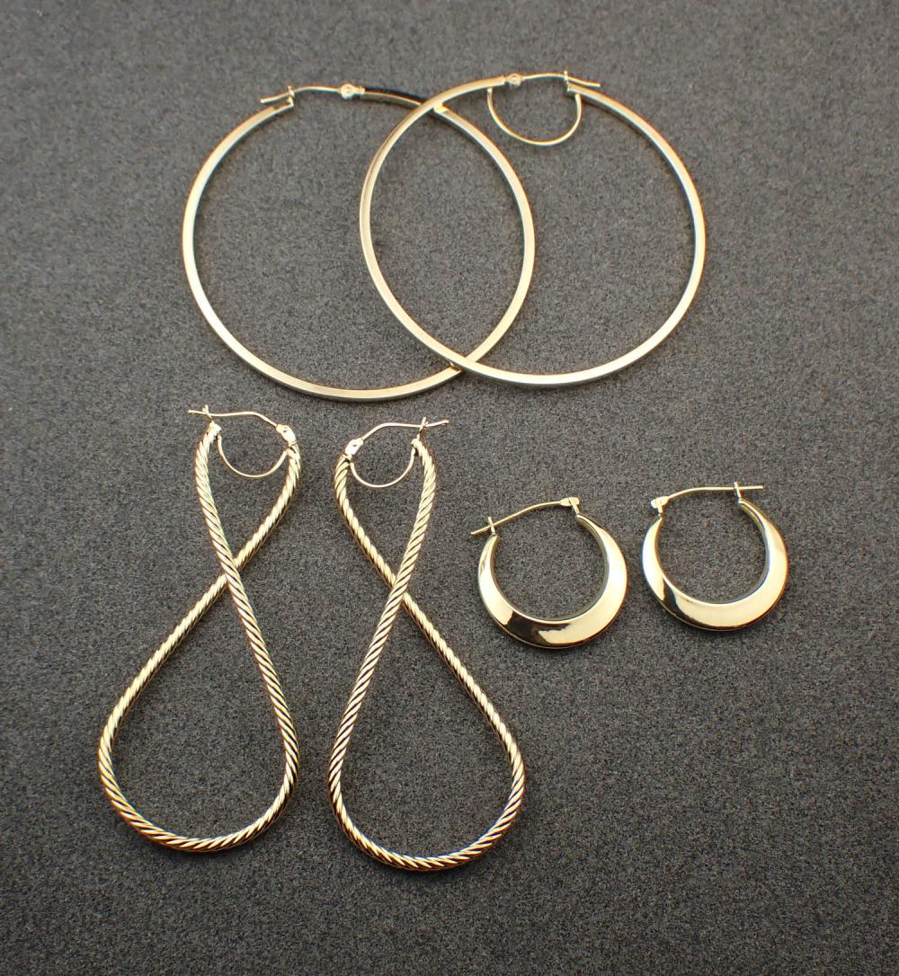 THREE PAIRS OF YELLOW GOLD EARRINGSTHREE 30a330