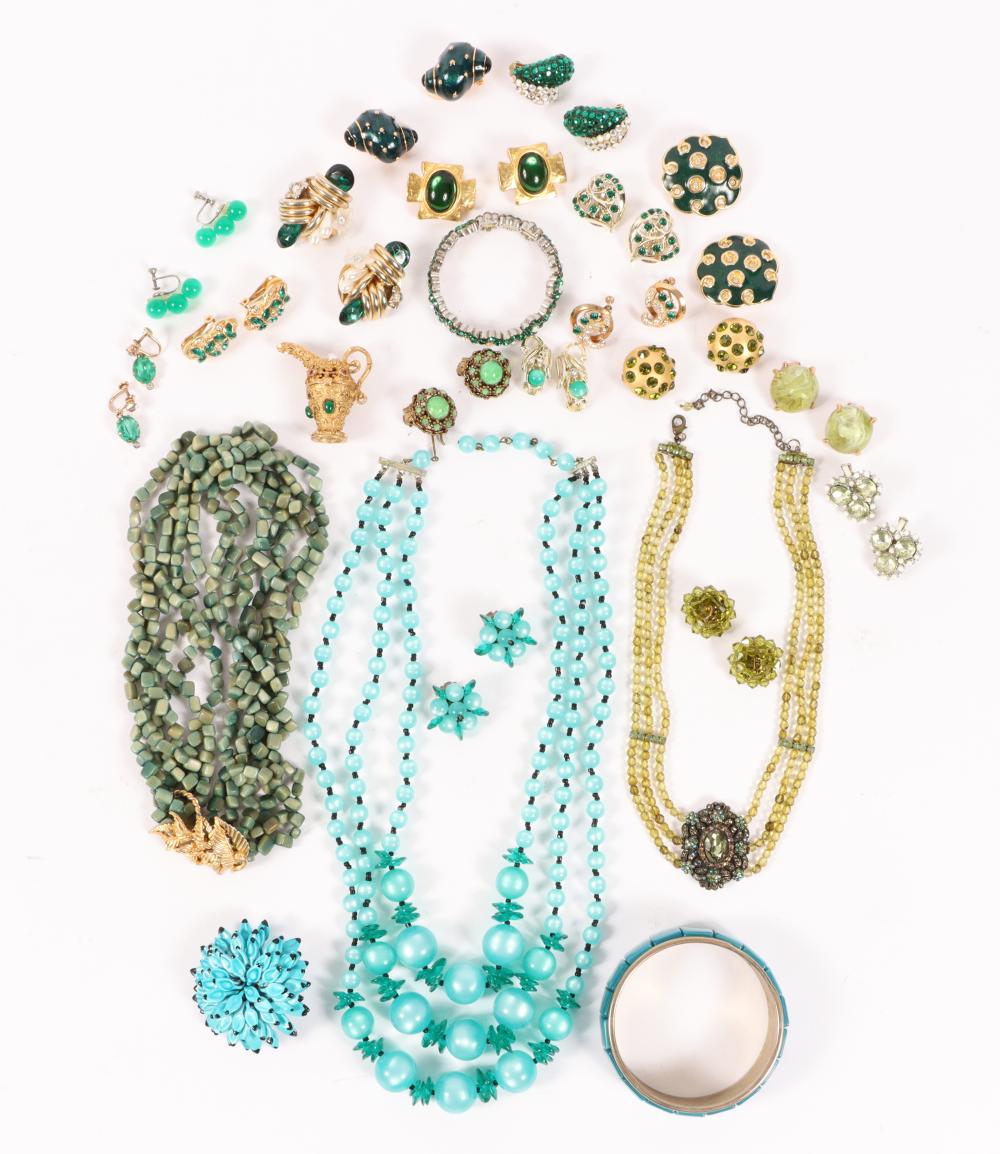 VINTAGE COSTUME JEWELRY GROUP INCLUDING: