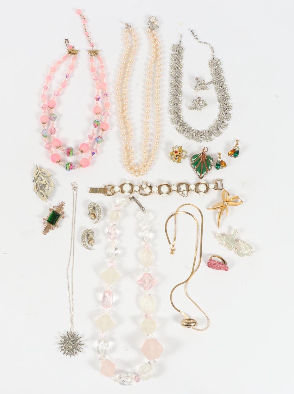 VINTAGE COSTUME JEWELRY GROUP INCLUDING: